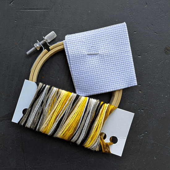 Kikkerland Design Inc. Needlecraft Kit Kikkerland - Mini Cross Stitch Embroidery Kit - Bee