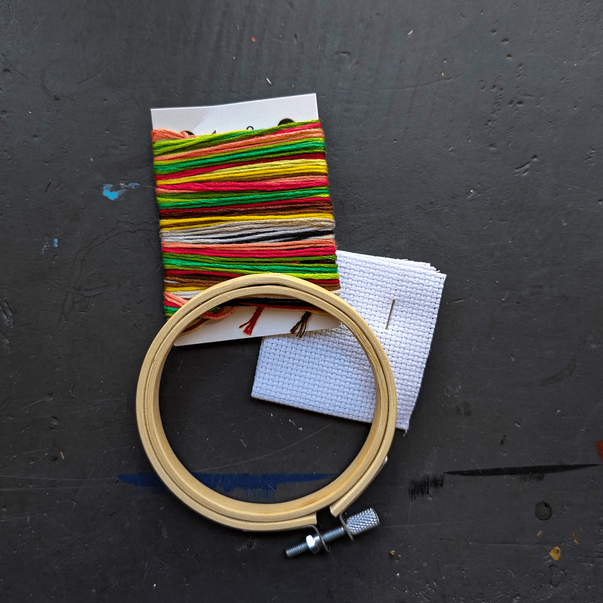 Kikkerland Design Inc. Needlecraft Kit Kikkerland - Mini Cross Stitch Embroidery Kit - Cardinal