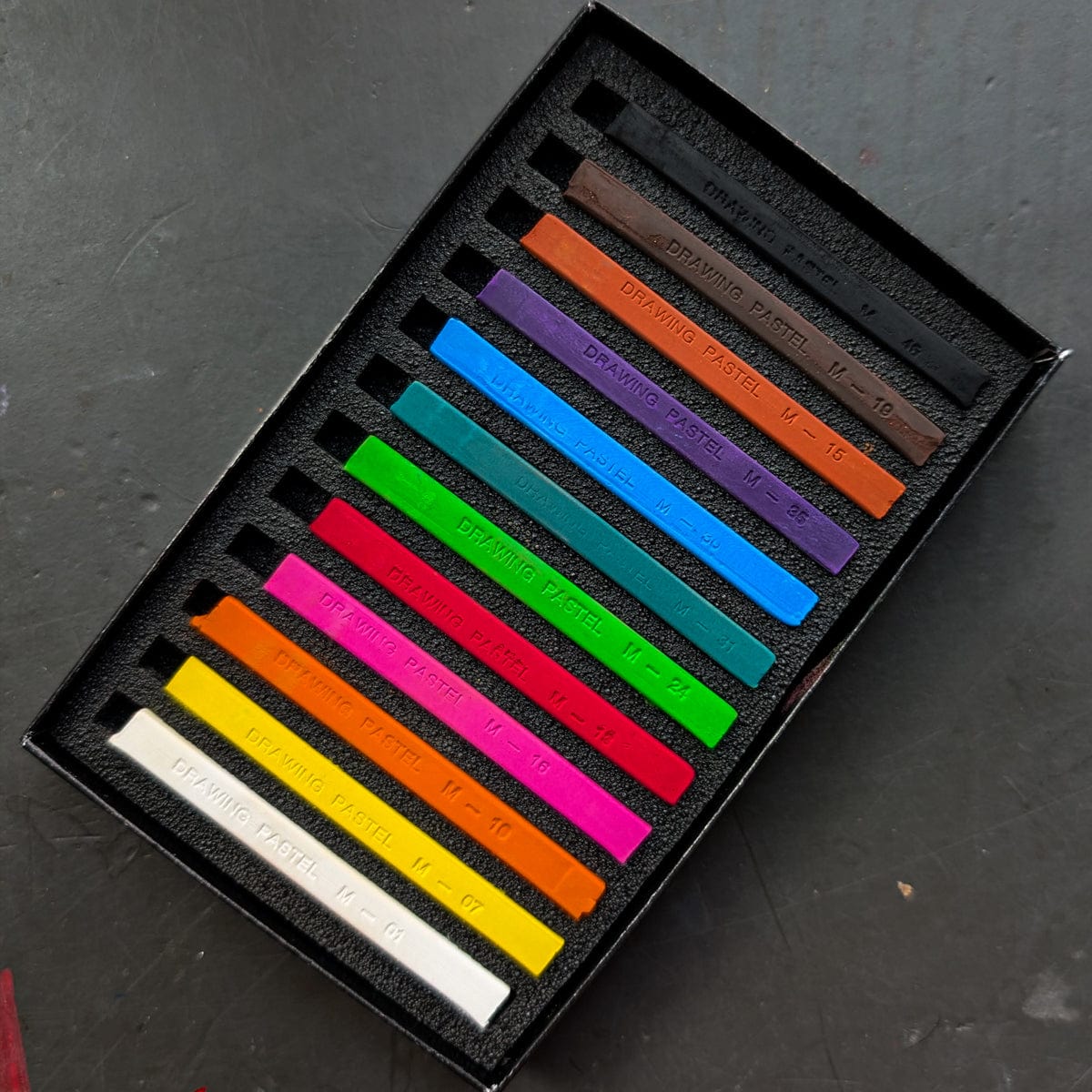 Mungyo Hard Pastel Set Mungyo - Artists' Drawing Pastels - Set of 12 Colours